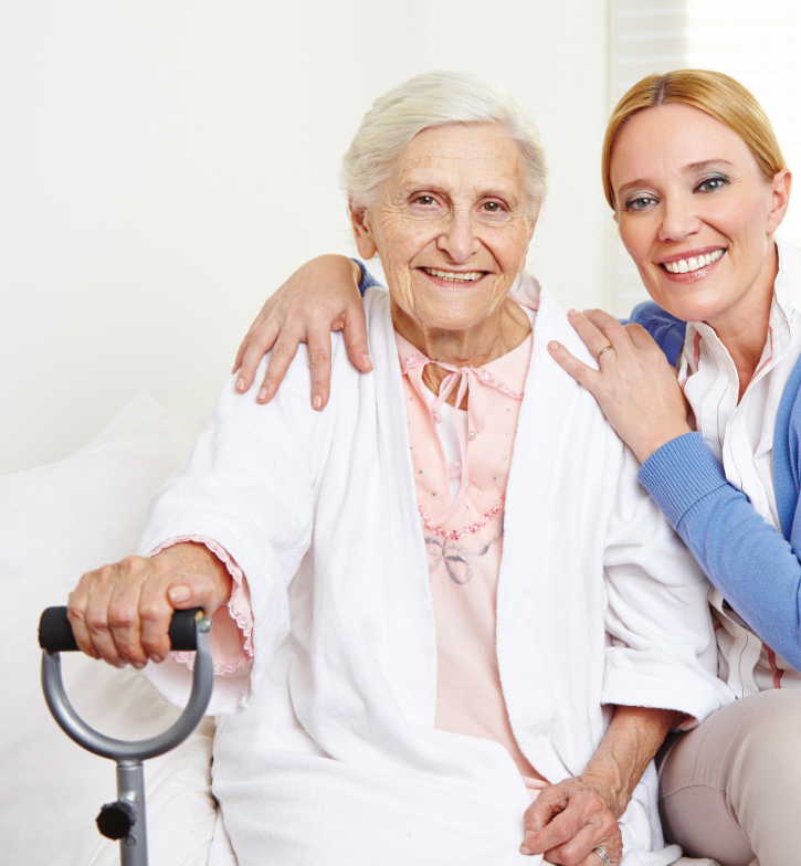 Eine Seniorin mit einer Mitarbeiterin des Pflegedienstes